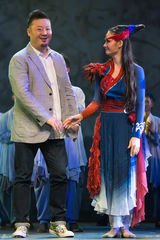 组图：《太极图》秀出东方韵 冯小刚李玉刚观演