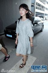 组图：周冬雨素颜北电报到 9日参加军训将住校