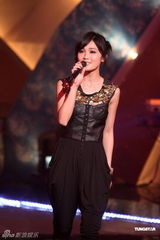 组图：《劲歌金曲》录像 阿Sa黑色皮胸衣亮相献歌