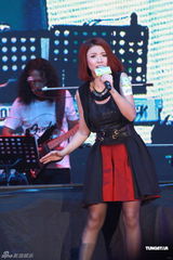 组图：许志安久病不愈无力与郑秀文庆生