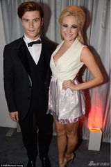 组图：皮克茜-洛特深V白裙亮相 胸前失守露乳贴