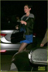 组图：安妮-海瑟薇深夜泡酒吧双颊微红眼神迷离