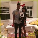 组图：蕾哈娜红鼻子驯鹿妆 平安夜派对搞怪