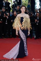 组图：法国超模蕾蒂西娅-卡斯塔金翅贵气