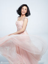 组图：苗圃粉色写真柔情似水 甜美难改英雄心