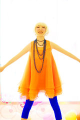 组图：黄杨发布撞色写真 展现俏皮气质