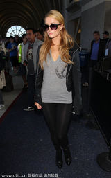 组图：希尔顿黑超遮面 V领T恤搭紧身裤秀性感