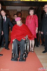 组图：92岁赌王坐轮椅赴寿宴 仅停留一小时