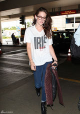 组图：斯图尔特率性装现身机场 赶赴多伦多影展