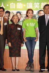 组图：容祖儿分享昆明探访感受 贺好友谢霆锋封帝