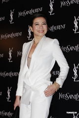 组图：钟楚红低胸白西装亮相 享受旅游暂无意复出