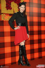 组图：黄小柔出嫁盼造人 穿低胸婚纱挽老公亮相