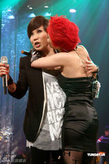 高清组图：温岚红发造型助阵黄小琥 大跳火辣断背舞