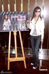 幻灯图：杨恭如休闲装亮相清丽依旧 称目前单身