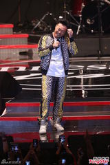 组图：陈奕迅压轴演唱 与女歌手热情拥抱