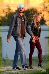 组图：娜塔莉-波特曼爆乳现身片场 老公携萌子探班