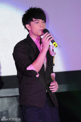 组图：林宇中助阵礼仪总决赛 裙装造型夺关注