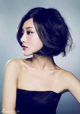 组图：邓家佳写真变身多面娇娃 妆容多变气场强大