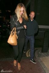 组图：斯坦森夜游体力好精神旺 女友罗西显疲惫