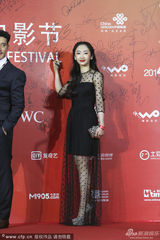 组图：《三个未婚妈妈》居文沛紫色长裙优雅