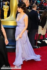 组图：米拉-库妮斯亮相奥斯卡 蕾丝长裙秀傲人双峰