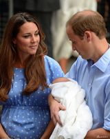 组图：凯特王妃威廉王子抱皇家新生儿亮相