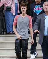 组图：比伯离开伦敦酒店遭女粉丝强吻