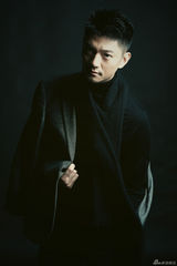 组图：彭博写真曝光 俊朗中显绅士风度