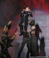 组图：麦当娜脱衣露底 与男伴当众调情