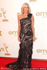 组图：艾美奖红毯 劳拉-斯宾塞立花蕾丝裙高贵典雅