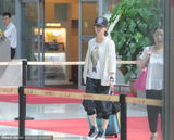 组图：刘诗诗素颜亮相机场 避安检猛喝饮料