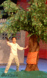 幻灯图：流行语霸占春晚四审 郭达黄宏节目反响平平