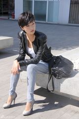 组图：万茜街拍LOOK 黑色夹克搭哈伦裤