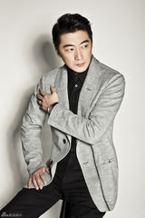 组图：温情熟男邵峰大片展文人气质