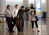 幻灯：周立波严装素裹现身首都机场 神秘女接机