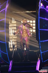 组图：周杰伦开个唱大秀人鱼线 张智霖同台助阵