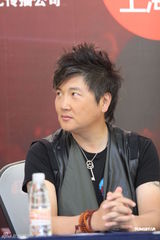 组图：孙楠时隔八年上海再开唱 毛阿敏迪克牛仔助阵