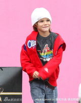 幻灯图：贝克汉姆带儿子购物 大包小包满载而归