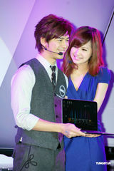 组图：陈柏霖视频聊天维系感情 工作中过白色情人节