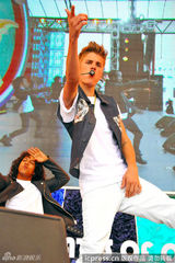 组图：贾斯汀比伯东京献唱 自摸裤裆表情超拽