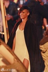 组图：蕾哈娜白纱长裙激凸 拍MV被烟熏敬业