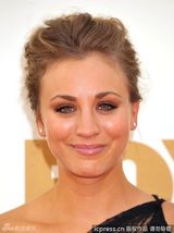 组图：63届艾美奖红毯 凯莉-库柯(卡蕾-措科)单肩礼服玩透视