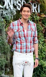 组图：张东健朴信惠等韩国艺人出席服装发布会