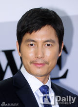 组图：郑雨盛(郑宇成)成宥利站台 挽手合影显亲密