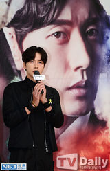 组图：张亮演韩剧牵手朴海镇 李钟硕黑西装帅气