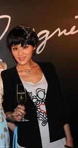 幻灯图：叶一茜钟楚红秀场竞艳 中性装扮潮范儿足