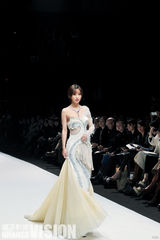 组图：钟丽缇华贵婚纱走秀 李菲儿周楚楚现身