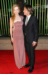 组图：第59届BMI乡村音乐奖 斯威夫特未来感十足