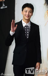 组图：韩剧《总理和我》发布 少时允儿害羞扮花