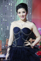 组图：黄奕亮相北京电影节红毯 宝蓝礼服优雅华贵